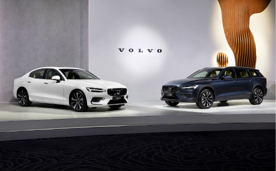 볼보 S60(왼쪽)과 V60 크로스컨트리. 볼보자동차코리아 제공